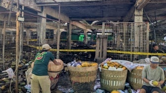 Pedagang Korban Kebakaran Pasar Induk Kramat Jati Mulai Tempati Kios Sementara