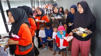 Sejumlah orang tua memberikan Makan Bergizi Gratis (MBG) kepada anak-anak dalam kegiatan Cegah Stunting (Centing) yang digelar di Jimmy Hantu Foundation, Kecamatan Tamansari, Kabupaten Bogor, Jawa Barat, Selasa (16/12/2025). [Suara.com/Alfian Winanto]