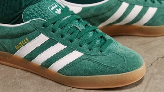 5 Rekomendasi Sepatu Lokal Suede Mirip Adidas Gazelle, Gaya Klasik buat Daily Outfit