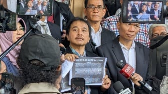 Roy Suryo Makin Yakin 99,9 Persen Ijazah Jokowi Palsu Usai Lihat Langsung: Pegang Saja Tidak Boleh!