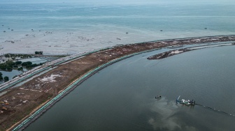 Foto udara suasana pengerjaan proyek pembangunan Jalan Tol Semarang-Demak Seksi 1 di Semarang, Jawa Tengah, Senin (15/12/2025). [ANTARA FOTO/Aprillio Akbar/nz]
