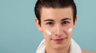 5 Rekomendasi Sunscreen Pria yang Bikin Wajah Awet Muda