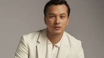 Nicholas Saputra Menahan Tangis soal Banjir Sumatra: Kita Hanya Numpang