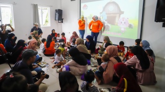 Sejumlah orang tua memberikan Makan Bergizi Gratis (MBG) kepada anak-anak dalam kegiatan Cegah Stunting (Centing) yang digelar di Jimmy Hantu Foundation, Kecamatan Tamansari, Kabupaten Bogor, Jawa Barat, Selasa (16/12/2025). [Suara.com/Alfian Winanto]