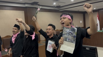 Delpedro Dkk Orasi Hingga Bagi Mawar ke Jaksa Sebelum Jalani Sidang Perdana Kasus Dugaan Penghasutan