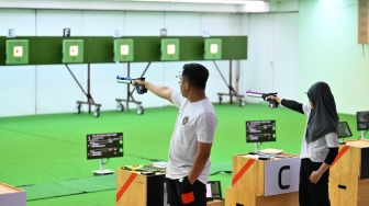 Dua petembak Indonesia Muhammad Iqbal Raia prabowo (kiri) dan Arista Perdana Putri Darmoyo (kanan) membidik sasaran dalam final nomor 10 meter Air Rifle tim campuran cabang menembak SEA Games 2025 di Photharam Shooting Range, Bangkok, Thailand, Senin (15/12/2025). [ANTARA FOTO/Nova Wahyudi/tom]