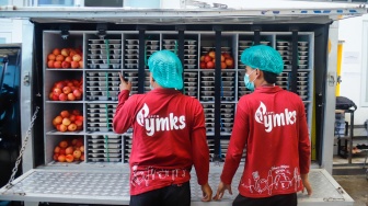 Petugas menyiapkan menu Makan Bergizi Gratis (MBG) yang dikelola Jimmy Hantu di SPPG Mutiara Keraton Solo, Tamansari, Bogor, Selasa (16/12/2025). [Suara.com/Alfian Winanto]