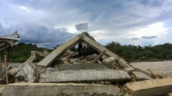 Di Tengah Puing Bencana, Warga Aceh Barat Kibarkan Bendera Putih