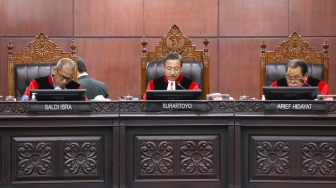 Ketua Mahkamah Konstitusi (MK) Suhartoyo (tengah) didampingi para Wakil Ketua MK membacakan putusan perkara uji materi Undang-Undang Nomor 28 Tahun 2014 tentang Hak Cipta di Mahkamah Konstitusi, Jakarta, Rabu (17/12/2025). [Suara.com/Alfian Winanto]