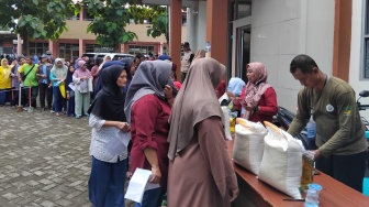 Warga Harapanjaya Dapat Banpang, Ketua IPSM Cibinong: Jangan Terlena Bansos, Harus Bangkit