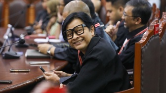 Musisi Armand Maulana saat mengikuti sidang putusan perkara uji materi Undang-Undang Nomor 28 Tahun 2014 tentang Hak Cipta di Mahkamah Konstitusi, Jakarta, Rabu (17/12/2025). [Suara.com/Alfian Winanto]
