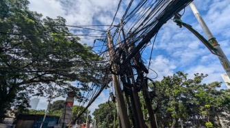 Sejumlah Tiang Listrik di Tebet Miring, Warga Khawatir Roboh Diterpa Angin Kencang