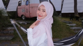 Intip 4 Inspirasi OOTD ala Jinju, Tetap Syar'i dan Stylish di Luar Negeri!