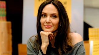 Lebih dari Satu Dekade Berlalu, Angelina Jolie Akhirnya Perlihatkan Luka Mastektomi ke Publik