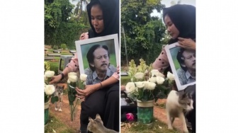 Unggahan Ziarah Karina Ranau ke Makam Epy Kusnandar Disorot, Kucing-Kucing Berkumpul di Pusara