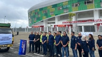 Para Petinggi Bank Mandiri Salurkan Bantuan bagi Masyarakat Terdampak Bencana di Sumatera