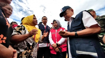 Jeritan Ibu-Ibu Korban Banjir Minta Cangkul dan Sekop ke Jusuf Kalla