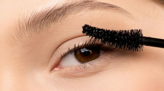 4 Maskara yang Mengandung Serum untuk Rawat Bulu Mata, Harga Terjangkau!