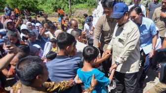 Presiden Prabowo Subianto menyapa masyarakat saat tiba di Nagari Kayu Tanam, Padang Pariaman, Sumatera Barat, Kamis (18/12/2025). [ANTARA FOTO/Iggoy el Fitra/tom]