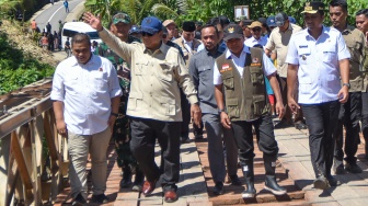 Presiden Prabowo Subianto (ketiga kiri) didampingi Wagub Sumbar Vasko Ruseimy (kanan), Bupati Padang Pariaman John Kenedi Aziz (kedua kanan), Ketua DPRD Padang Pariaman Aprinaldi (ketiga kanan), Dandim 0308/Pariaman Letkol Czi Nur Rahmat Khaeroni (kedua kiri), dan Anggota DPRD Sumbar Verry Mulyadi (kiri) saat meninjau jembatan bailey yang baru dibangun di Padang Mantuang, Nagari Kayu Tanam, Padang Pariaman, Sumatera Barat, Kamis (18/12/2025). [ANTARA FOTO/Iggoy el Fitra/tom]