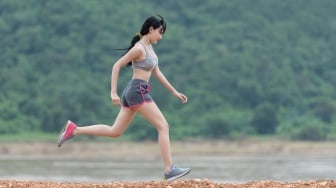 7 Outfit Lari Wanita di Musim Hujan, Cepat Kering dari Kepala sampai Kaki