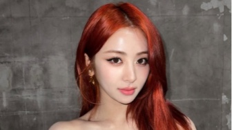 4 Inspirasi Makeup Look ala Yunjin LE SSERAFIM, Edgy Tapi Tetap Natural!