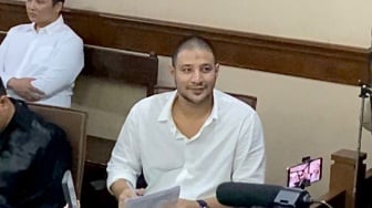 Perdana Sidang Tatap Muka, Ammar Zoni Tampil Kurus dan Curi Pandang ke Dokter Kamelia