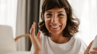 6 Sunscreen Anti-Aging yang Cocok untuk Wanita Usia 40an, Hempaskan Kerutan