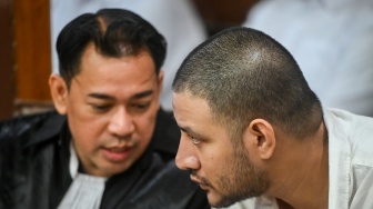 Terdakwa kasus peredaran narkotika di dalam Rutan Salemba Ammar Zoni (kanan) berbincang dengan kuasa hukumnya saat mengikuti sidang lanjutan di Pengadilan Negeri Jakarta Pusat, Kamis (18/12/2025). [ANTARA FOTO/Rivan Awal Lingga/tom]