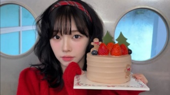 Feminin hingga High-fashion! Ini 4 Inspirasi Outfit Natal ala Karina aespa