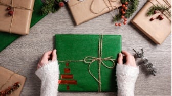 9 Ide Kado Natal untuk Cowok yang Pasti Berguna, Bikin Hadiahmu Berkesan