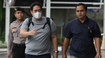 Kepala Kejaksaan Negeri (Kajari) Hulu Sungai Utara (HSU) Albertinus P. Napitupulu (tengah) dikawal petugas saat tiba di Gedung Merah Putih KPK usai terjaring operasi tangkap tangan (OTT), Jakarta, Jumat (19/12/2025). [ANTARA FOTO/Zaigham Priatna/IES/sgd]