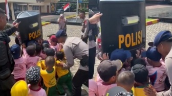 Kocak! Study Tour ke Kantor Polisi, Murid TK Ini Malah Diajarin Bentrok
