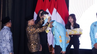 Kick Off Program Quick Win Presiden Prabowo, Menteri Mukhtarudin Lepas 1.035 Pekerja Migran Terampil