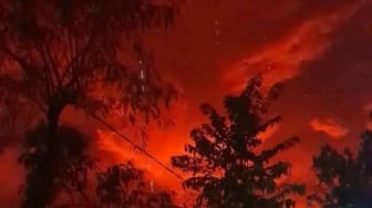 Langit Panimbang Berubah Merah Darah, Warga Pesisir Pandeglang Dilanda Kecemasan