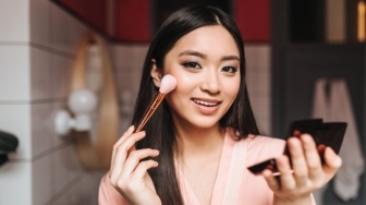 10 Urutan Makeup yang Benar untuk Pemula, Hasil Flawless dan Tahan Lama