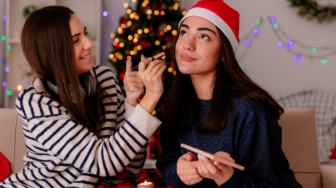 5 Rekomendasi Bedak Viva untuk Natalan di Gereja, Awet Seharian!