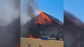 Detik-detik Polsek Muara Batang Gadis Dibakar Massa