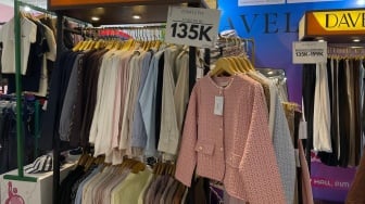 Fashion Paling Diburu untuk Liburan Akhir Tahun di Musim Hujan, Ada 2 Item Terlaris