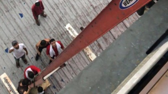 Kebakaran Hotel di Pekanbaru, Sejumlah Orang Dievakuasi lewat Atap