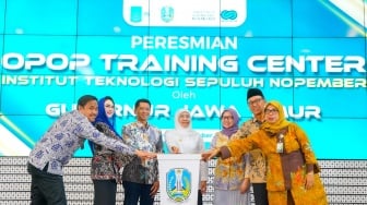 Gubernur Khofifah Resmikan OPOP Training Center ITS Surabaya, Dongkrak Produk Pesantren Jatim