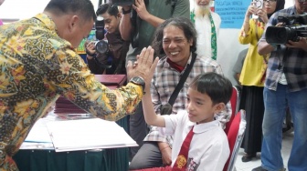 Bukan Sekadar Angka: Mengapa Gerakan Ayah Mengambil Rapor Anak Ke Sekolah Adalah Investasi?