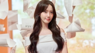 3 Inspirasi Outfit Natal ala Lim Yoona untuk Tampilan Feminin nan Stylish