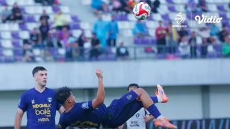 Hokky Caraka Cetak Gol Salto saat Persita Tangerang Hajar Persik Kediri 3-0