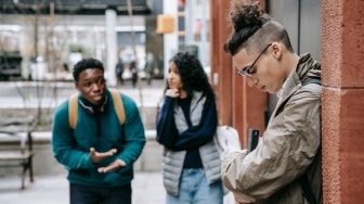 Saat Candaan Diam-diam Jadi Celah Bullying, Larangan Baper Jadi Tameng!