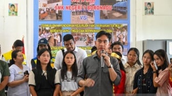 Baju Basah Demi Sekolah, Curhat Pilu Siswa Nias Seberangi Sungai Deras di Depan Wapres Gibran