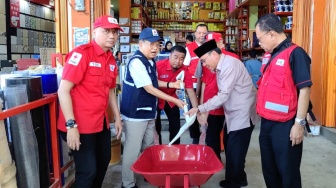 PMI Borong Cangkul dan Sekop untuk Bersihkan Rumah Korban Banjir