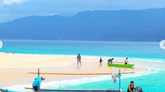 Pulau Pisang di Pesisir Barat, Destinasi Sunyi dengan Ombak Favorit Peselancar