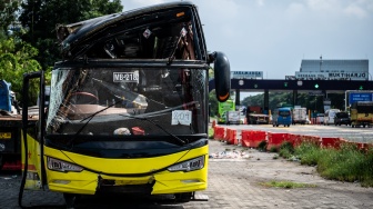 Kondisi bangkai bus PO Cahaya Trans bernomor polisi B 7201 IV pascakecelakaan terparkir di kawasan Gerbang Tol Muktiharjo, Semarang, Jawa Tengah, Senin (22/12/2025). [ANTARA FOTO/Aprillio Akbar/foc]