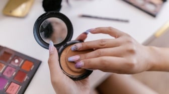 5 Bedak Padat di Bawah Rp50 Ribu untuk Anak Kuliahan, Bisa Kontrol Minyak Berlebih